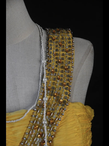 Retro-Meerjungfrauenkleid im Stil der 1950er Jahre: Gelbes Chiffonkleid mit asymmetrischen Trägern, Perlen und Rüschen – Inspiration für den 21. Geburtstag – Abendkleid AS405