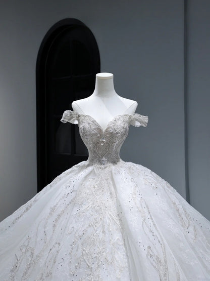 Langes Prinzessinnen-Brautkleid im Ballkleid-Stil mit schulterfreiem Ausschnitt, plissierten Flügelärmeln und Schleppe, weißes Brautkleid AS406