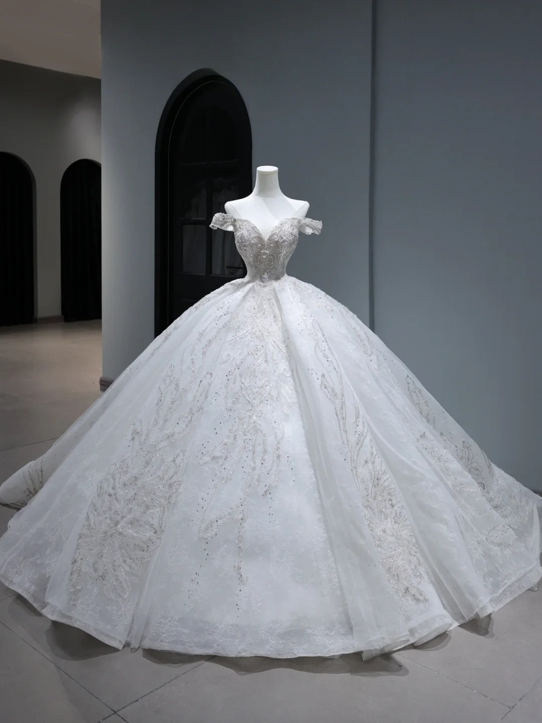 Langes Prinzessinnen-Brautkleid im Ballkleid-Stil mit schulterfreiem Ausschnitt, plissierten Flügelärmeln und Schleppe, weißes Brautkleid AS406