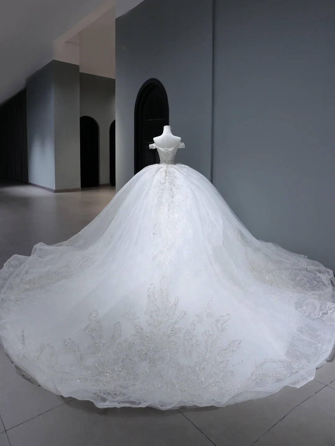 Langes Prinzessinnen-Brautkleid im Ballkleid-Stil mit schulterfreiem Ausschnitt, plissierten Flügelärmeln und Schleppe, weißes Brautkleid AS406