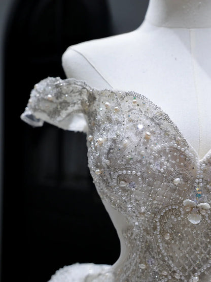Langes Prinzessinnen-Brautkleid im Ballkleid-Stil mit schulterfreiem Ausschnitt, plissierten Flügelärmeln und Schleppe, weißes Brautkleid AS406