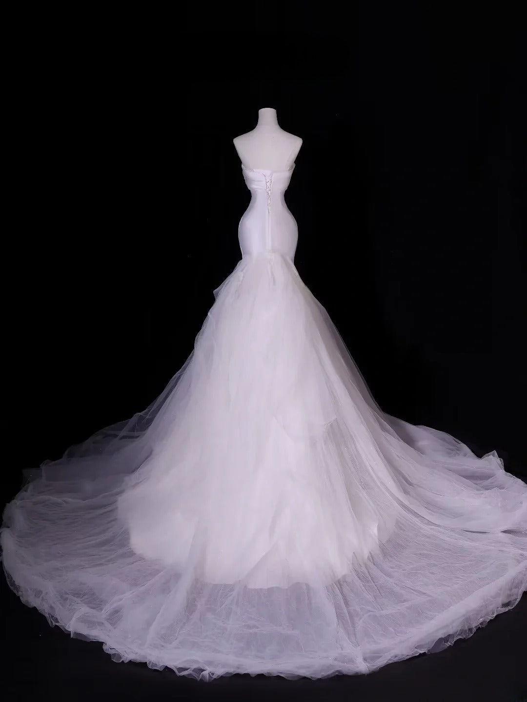Robe de mariée longue et sobre, style sirène bustier en satin soyeux, avec corsage plissé et traîne, modèle AS407