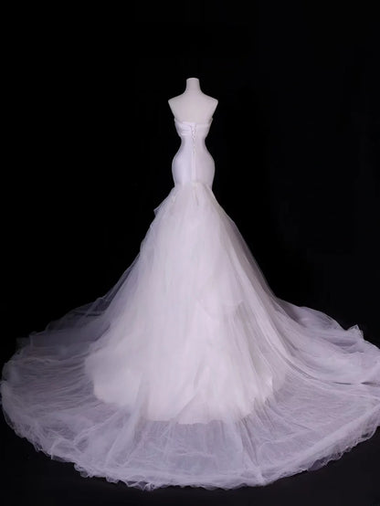 Robe de mariée longue et sobre, style sirène bustier en satin soyeux, avec corsage plissé et traîne, modèle AS407