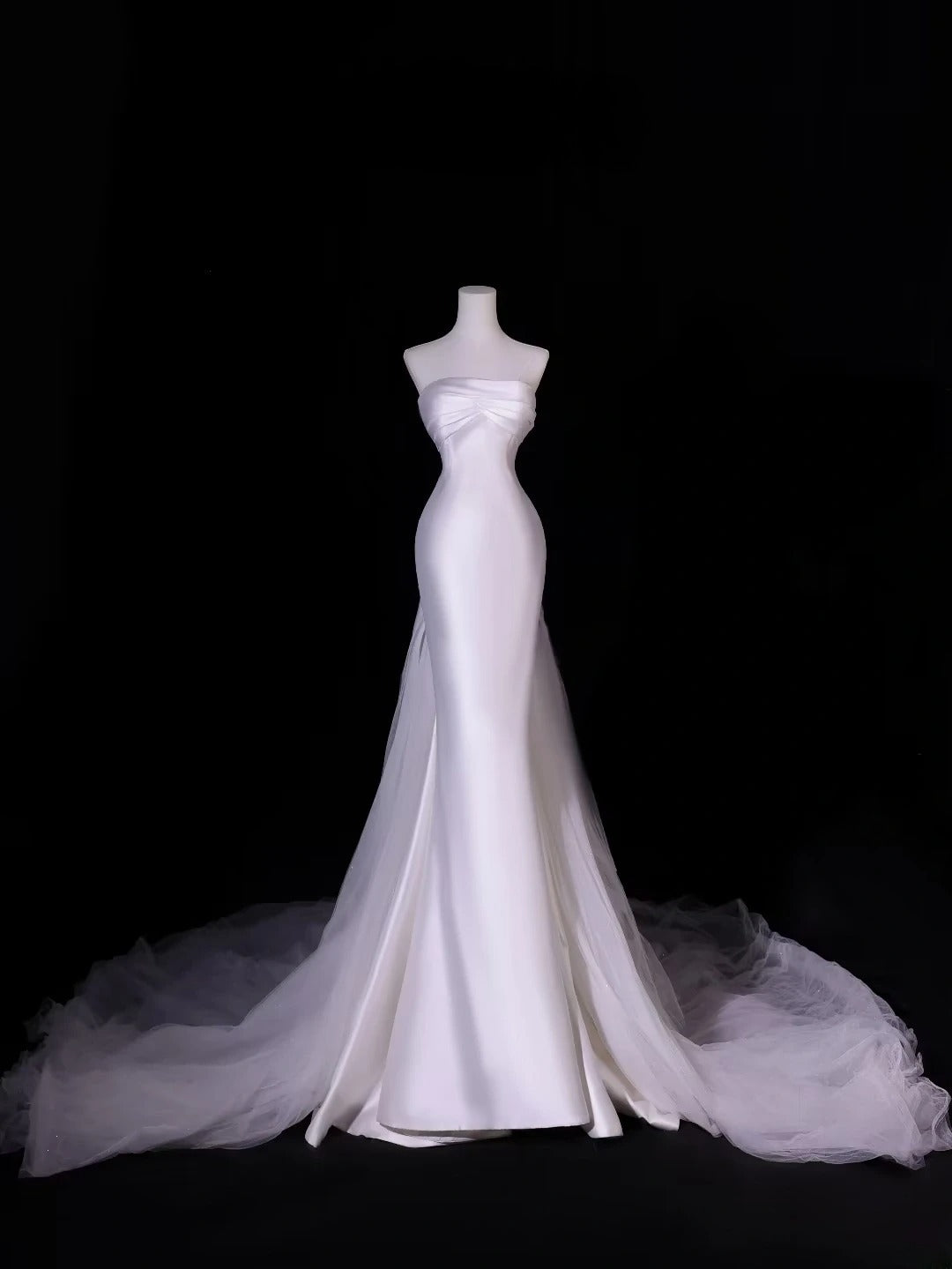 Robe de mariée longue et sobre, style sirène bustier en satin soyeux, avec corsage plissé et traîne, modèle AS407