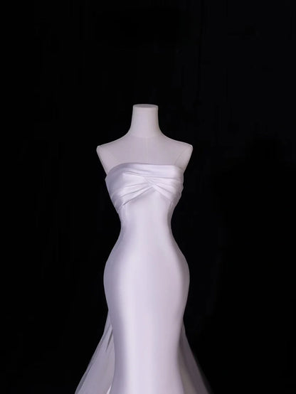 Robe de mariée longue et sobre, style sirène bustier en satin soyeux, avec corsage plissé et traîne, modèle AS407