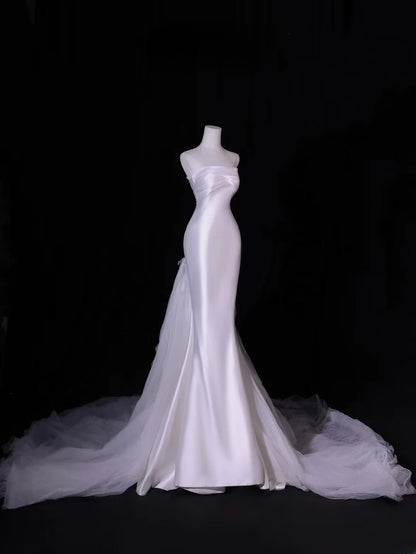 Robe de mariée longue et sobre, style sirène bustier en satin soyeux, avec corsage plissé et traîne, modèle AS407