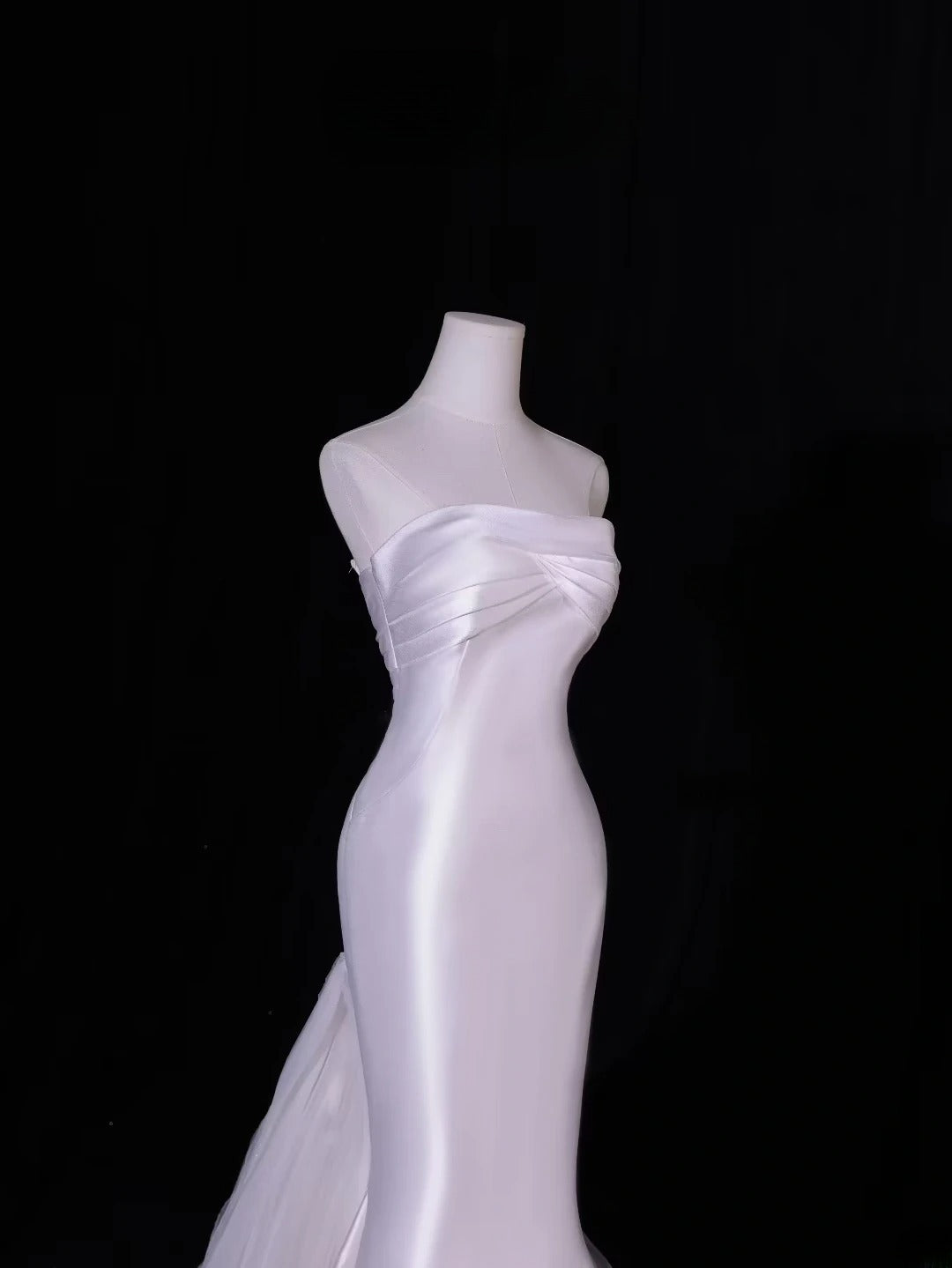 Robe de mariée longue et sobre, style sirène bustier en satin soyeux, avec corsage plissé et traîne, modèle AS407