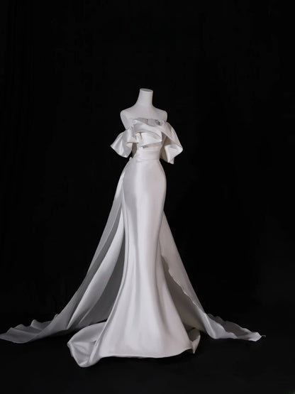 Schlichtes, langes Brautkleid im Meerjungfrauen-Stil, trägerlos, aus seidigem Satin, mit plissiertem Oberteil und Schleppe, figurbetontes Brautkleid AS409