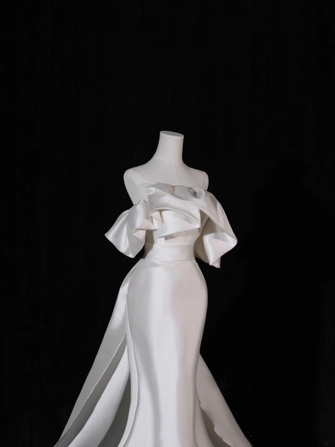 Schlichtes, langes Brautkleid im Meerjungfrauen-Stil, trägerlos, aus seidigem Satin, mit plissiertem Oberteil und Schleppe, figurbetontes Brautkleid AS409