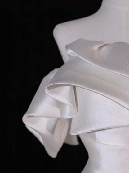 Schlichtes, langes Brautkleid im Meerjungfrauen-Stil, trägerlos, aus seidigem Satin, mit plissiertem Oberteil und Schleppe, figurbetontes Brautkleid AS409