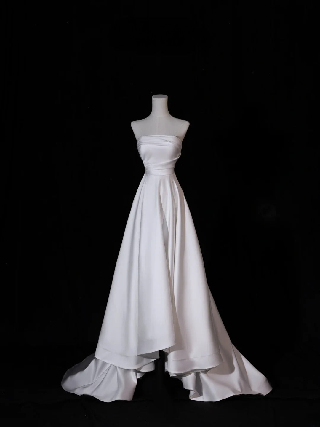 Robe de mariée longue et simple, coupe trapèze, bustier en satin soyeux, bustier plissé, traîne, robe de mariée blanche cintrée AS410