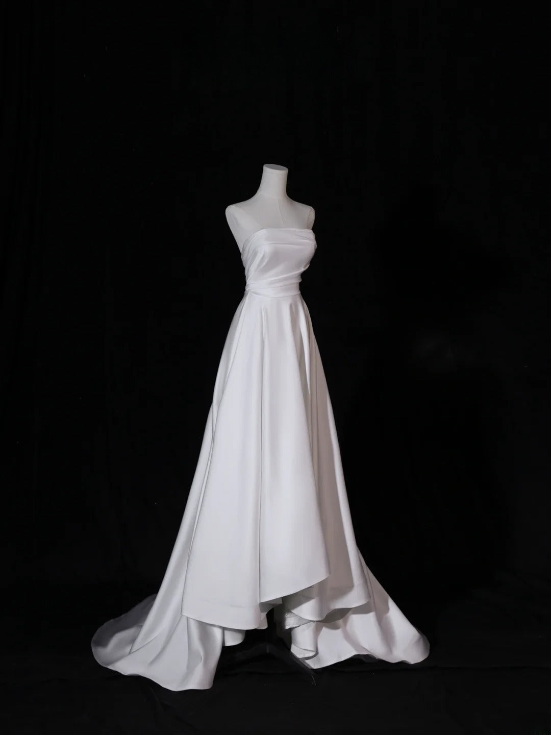 Robe de mariée longue et simple, coupe trapèze, bustier en satin soyeux, bustier plissé, traîne, robe de mariée blanche cintrée AS410