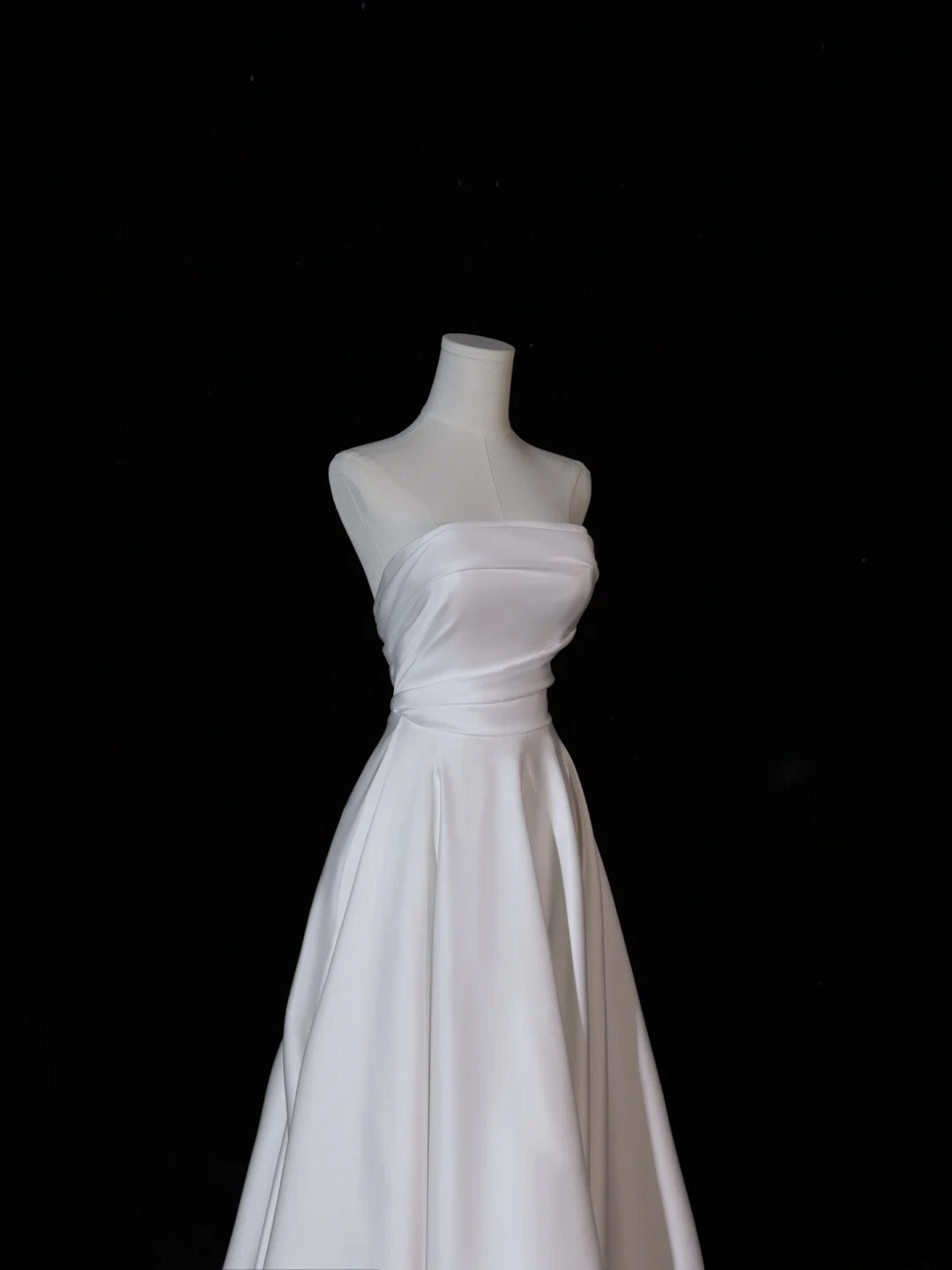 Robe de mariée longue et simple, coupe trapèze, bustier en satin soyeux, bustier plissé, traîne, robe de mariée blanche cintrée AS410