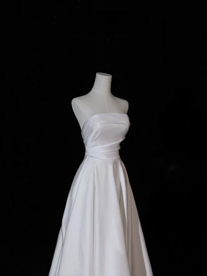 Robe de mariée longue et simple, coupe trapèze, bustier en satin soyeux, bustier plissé, traîne, robe de mariée blanche cintrée AS410