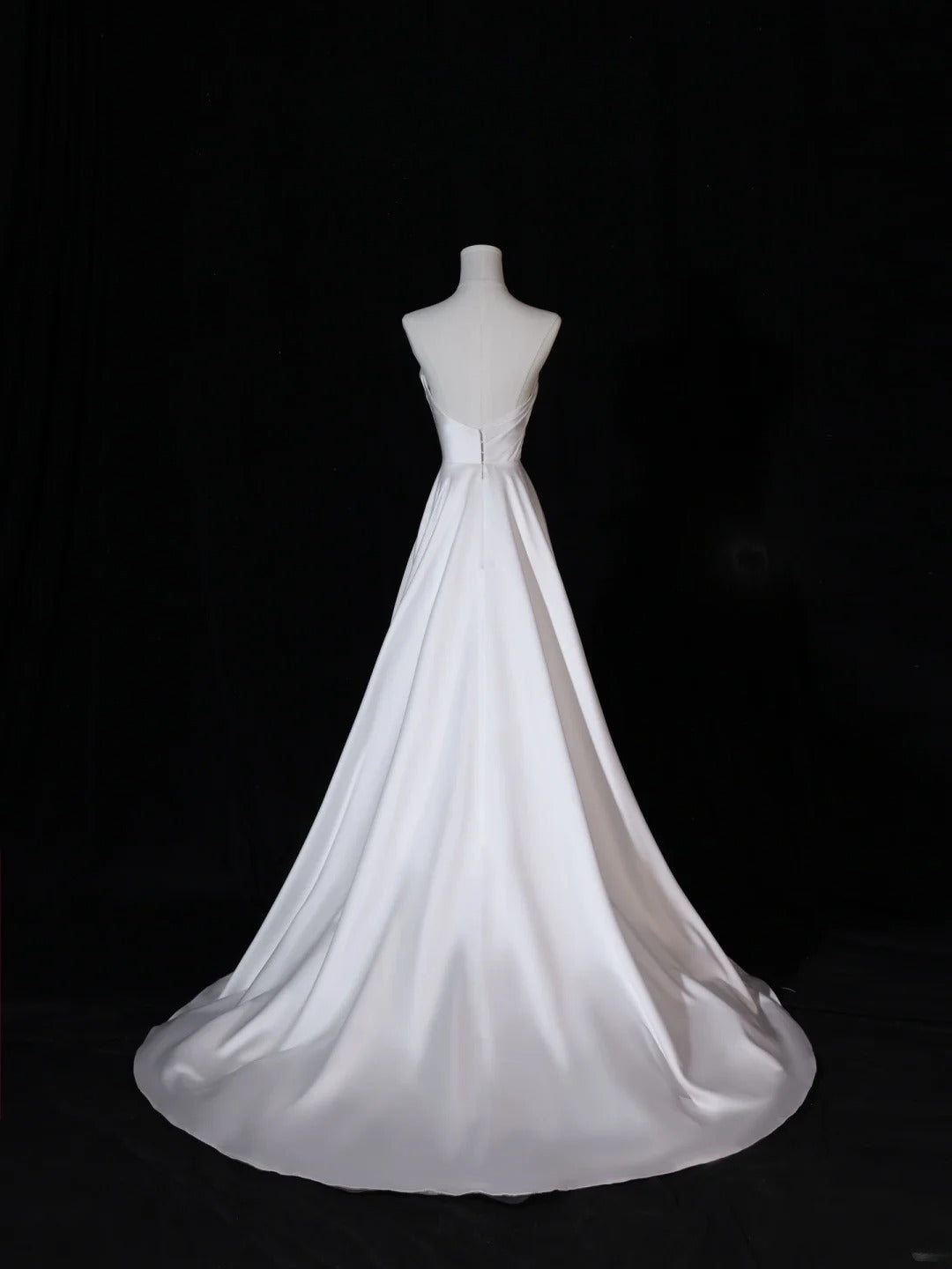 Robe de mariée longue et simple, coupe trapèze, bustier en satin soyeux, bustier plissé, traîne, robe de mariée blanche cintrée AS410