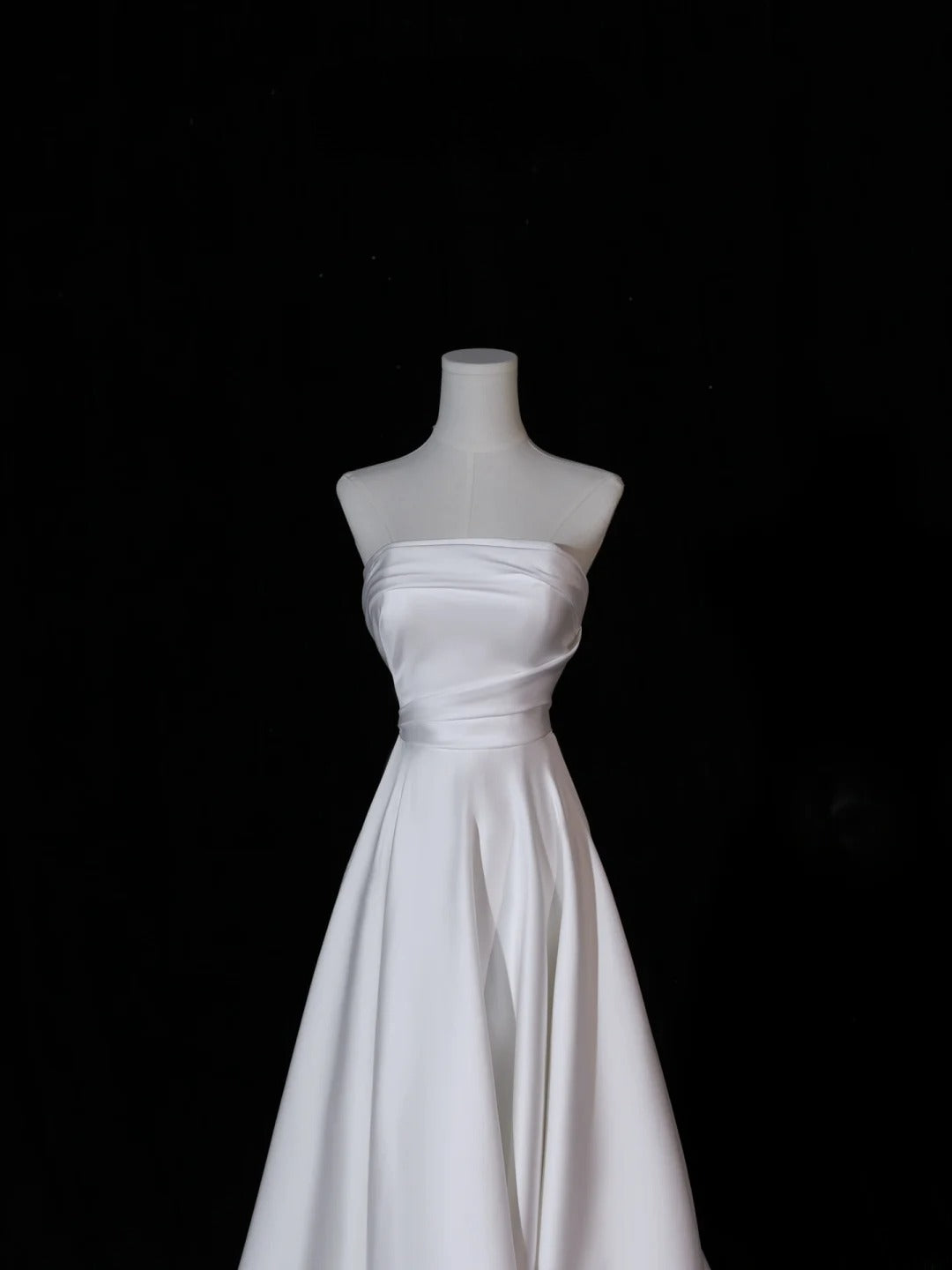 Robe de mariée longue et simple, coupe trapèze, bustier en satin soyeux, bustier plissé, traîne, robe de mariée blanche cintrée AS410