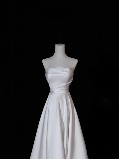 Robe de mariée longue et simple, coupe trapèze, bustier en satin soyeux, bustier plissé, traîne, robe de mariée blanche cintrée AS410