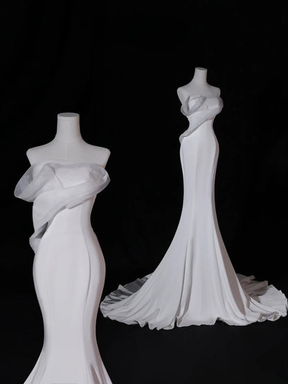 Klassisches langes Brautkleid im Meerjungfrauen-Stil, trägerlos, mit plissiertem Oberteil und Schleppe, weißes Brautkleid AS411