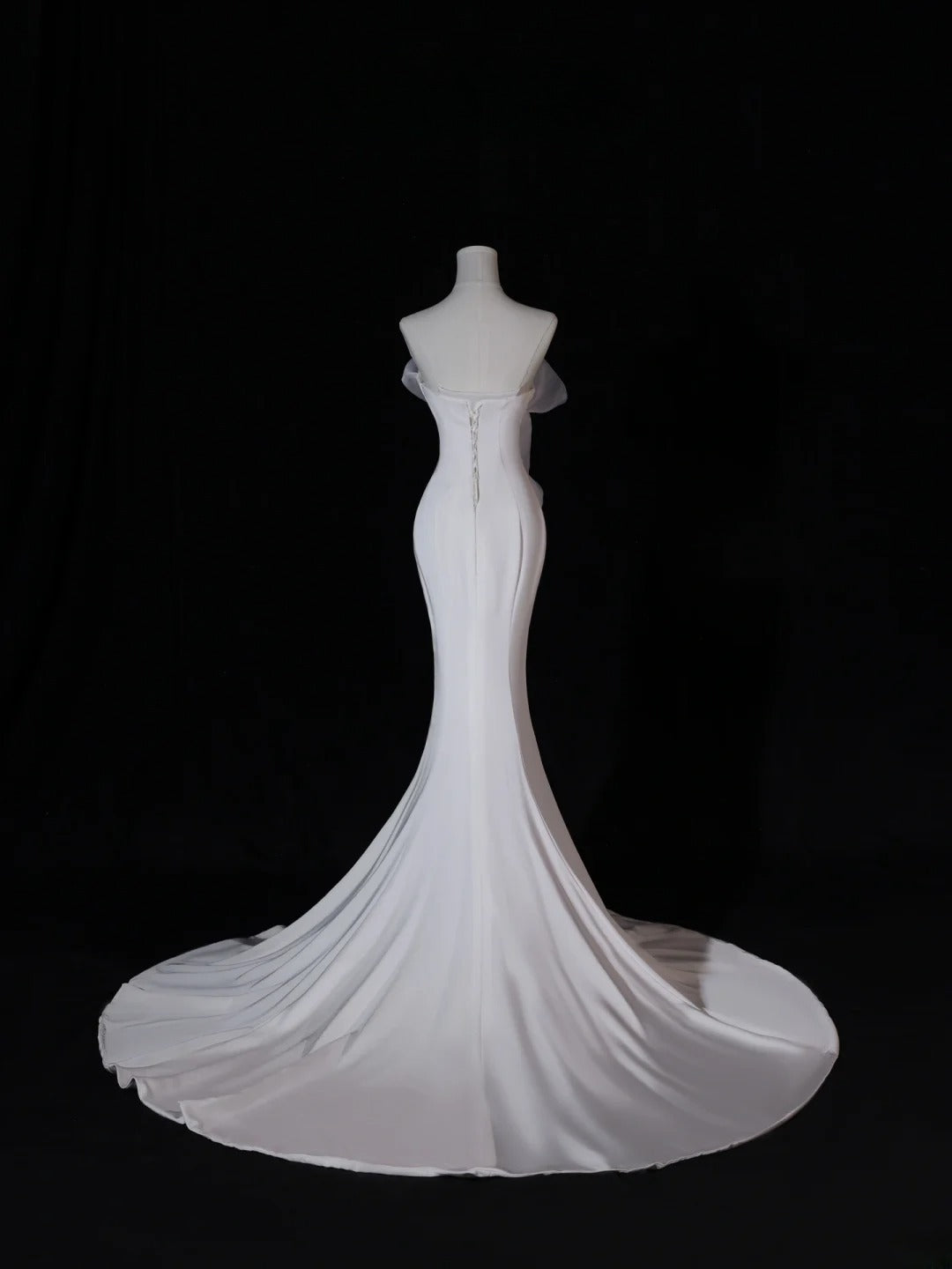 Klassisches langes Brautkleid im Meerjungfrauen-Stil, trägerlos, mit plissiertem Oberteil und Schleppe, weißes Brautkleid AS411