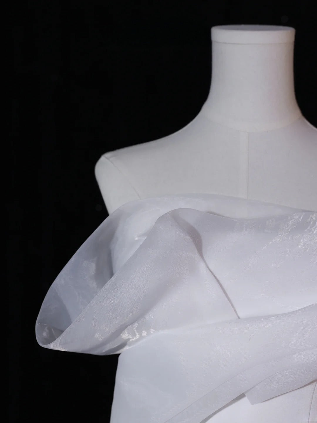 Klassisches langes Brautkleid im Meerjungfrauen-Stil, trägerlos, mit plissiertem Oberteil und Schleppe, weißes Brautkleid AS411
