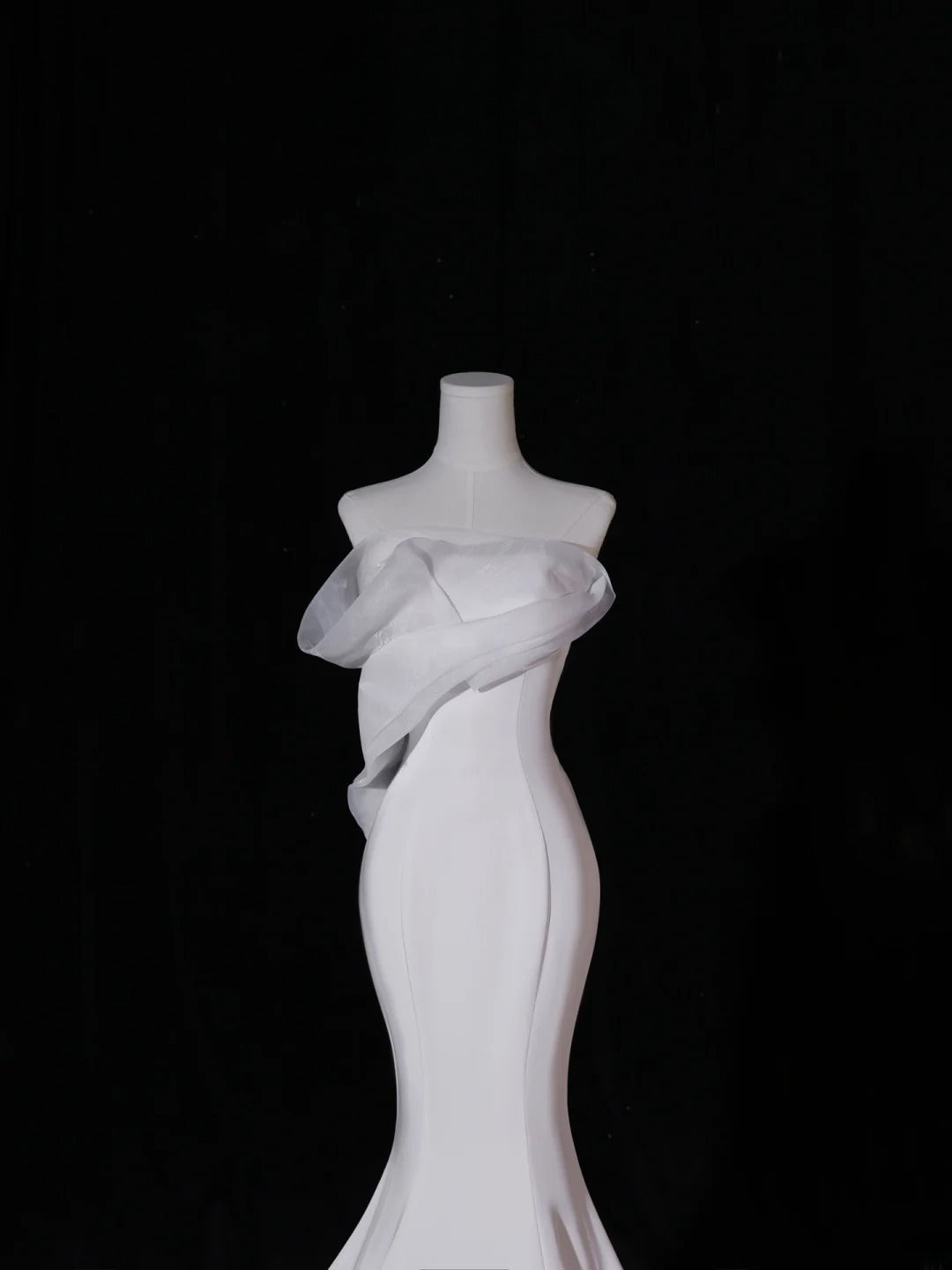 Klassisches langes Brautkleid im Meerjungfrauen-Stil, trägerlos, mit plissiertem Oberteil und Schleppe, weißes Brautkleid AS411