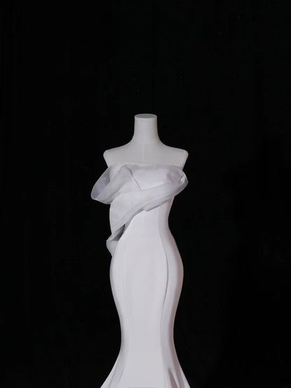 Klassisches langes Brautkleid im Meerjungfrauen-Stil, trägerlos, mit plissiertem Oberteil und Schleppe, weißes Brautkleid AS411