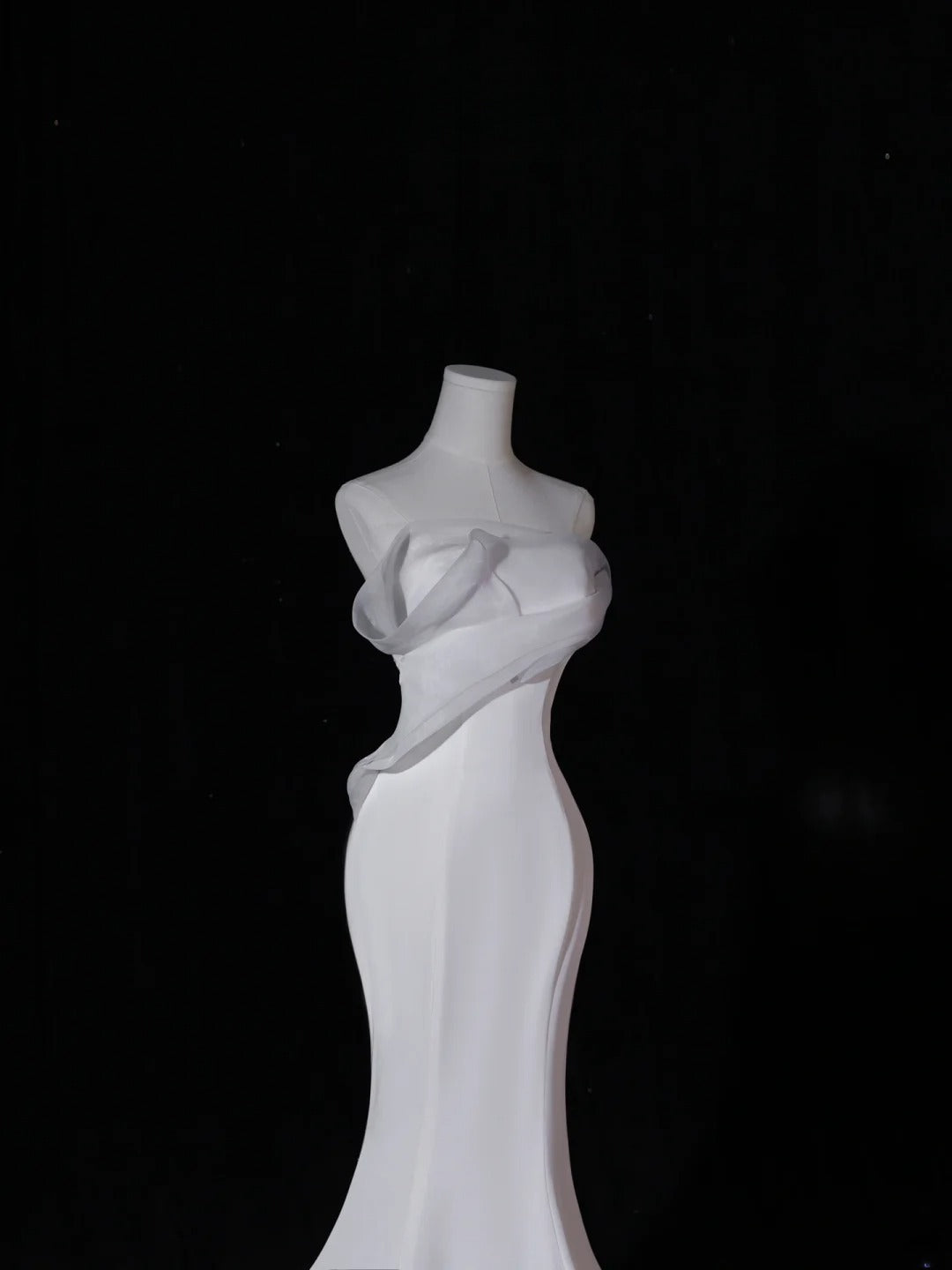 Klassisches langes Brautkleid im Meerjungfrauen-Stil, trägerlos, mit plissiertem Oberteil und Schleppe, weißes Brautkleid AS411