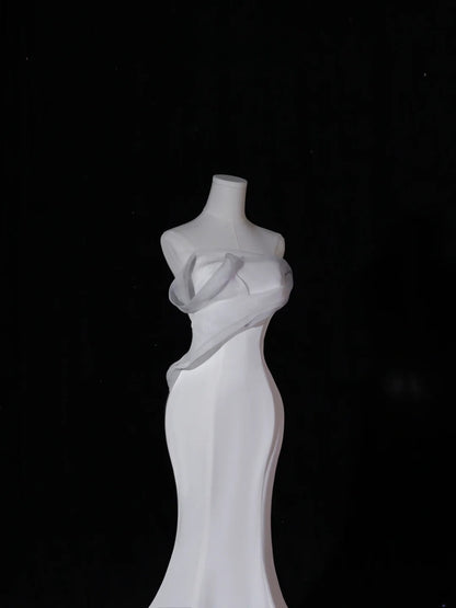 Klassisches langes Brautkleid im Meerjungfrauen-Stil, trägerlos, mit plissiertem Oberteil und Schleppe, weißes Brautkleid AS411