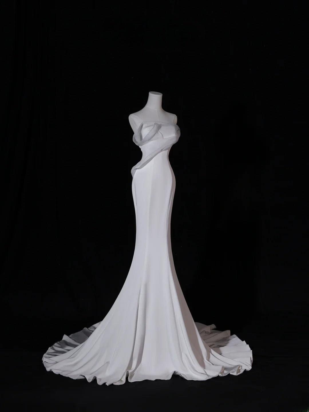 Klassisches langes Brautkleid im Meerjungfrauen-Stil, trägerlos, mit plissiertem Oberteil und Schleppe, weißes Brautkleid AS411