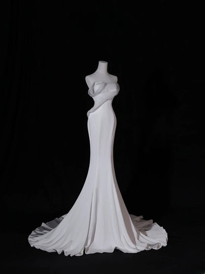Klassisches langes Brautkleid im Meerjungfrauen-Stil, trägerlos, mit plissiertem Oberteil und Schleppe, weißes Brautkleid AS411
