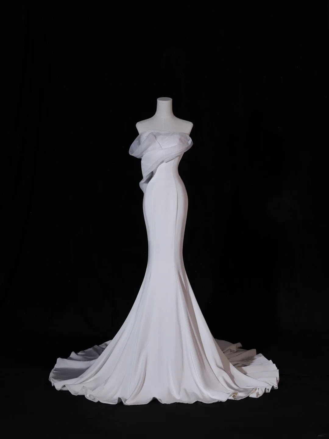 Klassisches langes Brautkleid im Meerjungfrauen-Stil, trägerlos, mit plissiertem Oberteil und Schleppe, weißes Brautkleid AS411