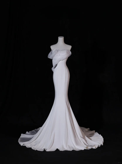 Klassisches langes Brautkleid im Meerjungfrauen-Stil, trägerlos, mit plissiertem Oberteil und Schleppe, weißes Brautkleid AS411