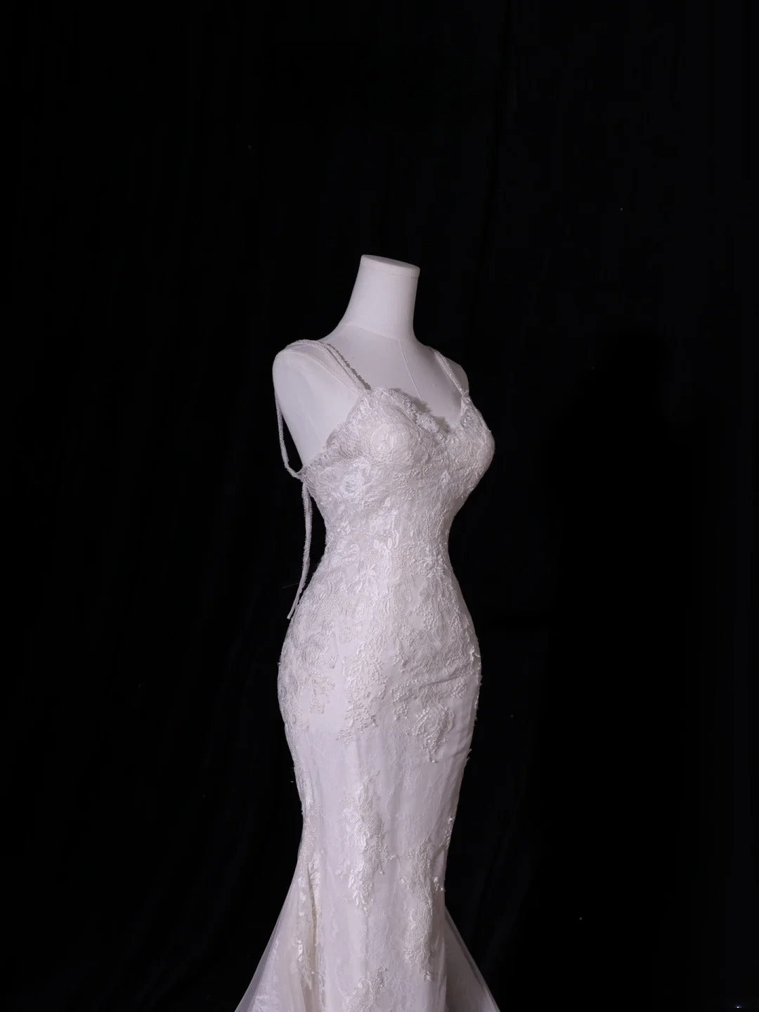 Robe de mariée sirène classique en tulle et dentelle, bretelles spaghetti, coupe ajustée, disponible en tailles petites et grandes (AS412)