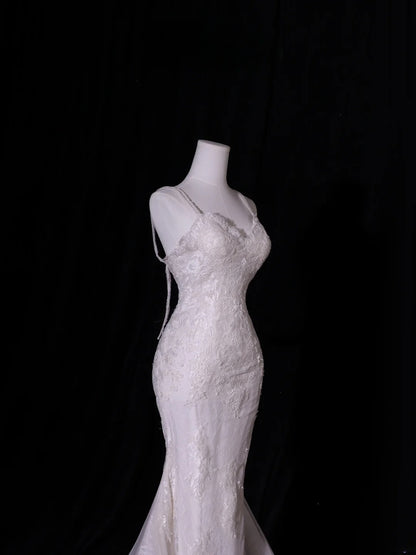 Robe de mariée sirène classique en tulle et dentelle, bretelles spaghetti, coupe ajustée, disponible en tailles petites et grandes (AS412)