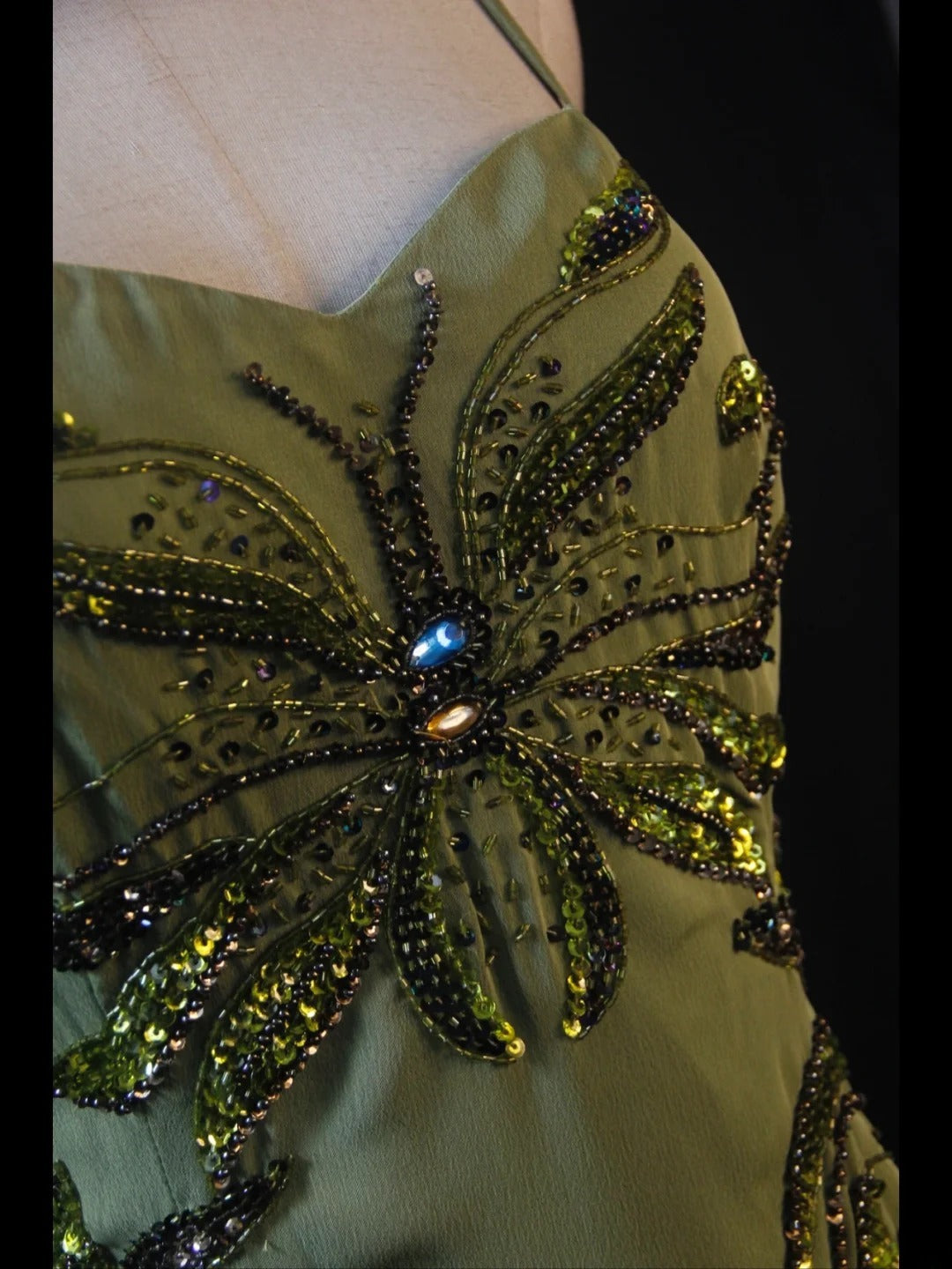 Retro-Abendkleid im Stil der 1950er Jahre: A-Linie, Spaghettiträger, olivgrüner Chiffon mit Perlen, langes Kleid – Inspiration für das Outfit zum 21. Geburtstag (AS412)