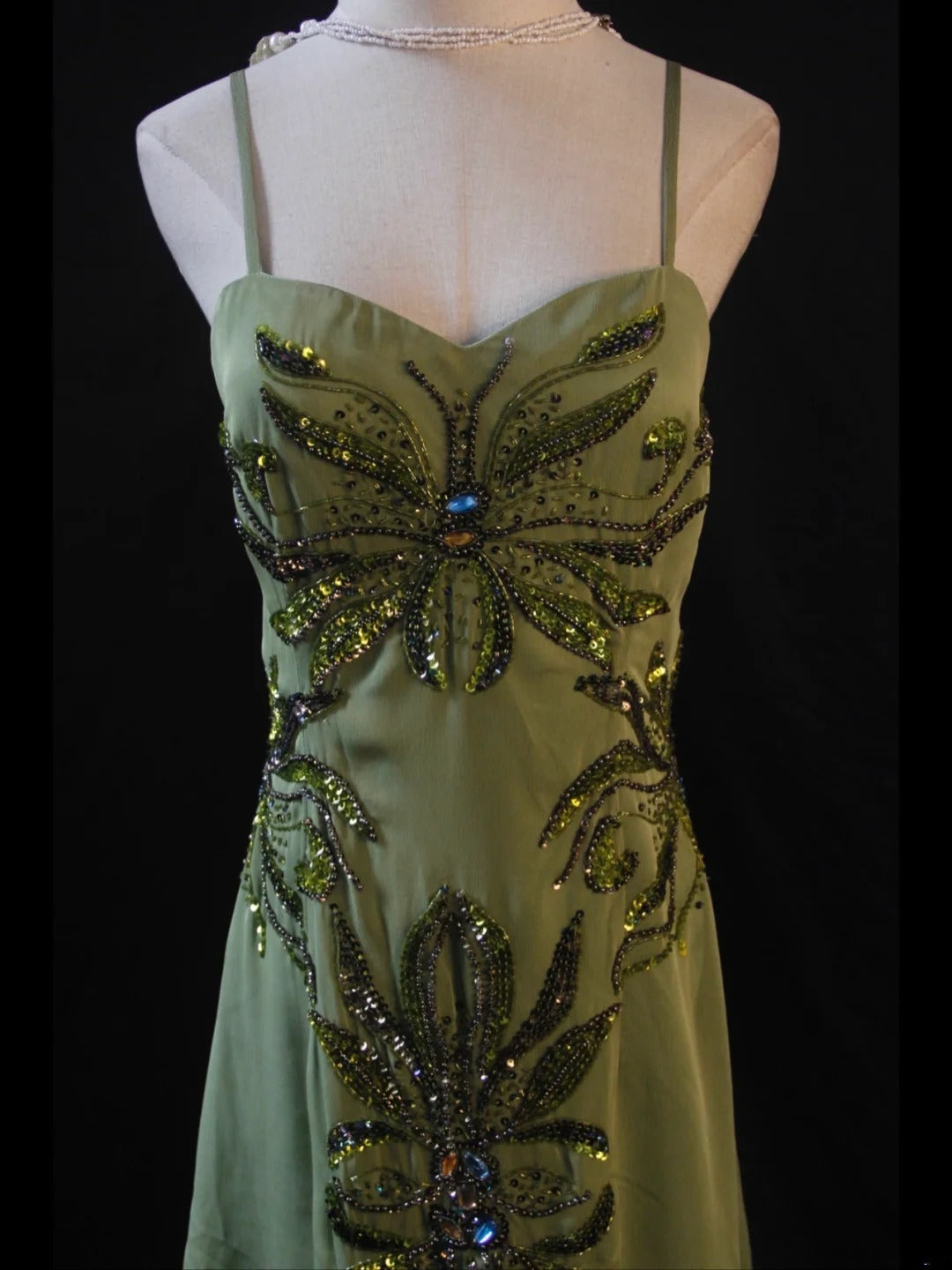 Retro-Abendkleid im Stil der 1950er Jahre: A-Linie, Spaghettiträger, olivgrüner Chiffon mit Perlen, langes Kleid – Inspiration für das Outfit zum 21. Geburtstag (AS412)