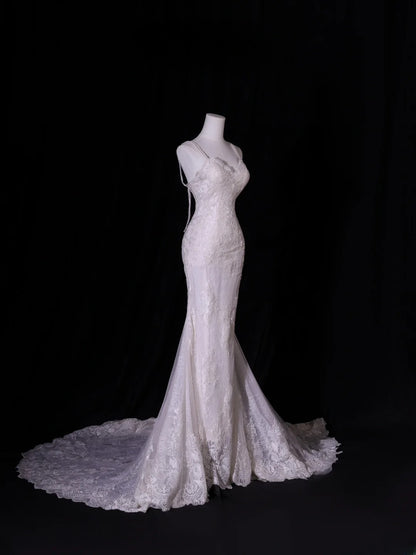 Robe de mariée sirène classique en tulle et dentelle, bretelles spaghetti, coupe ajustée, disponible en tailles petites et grandes (AS412)