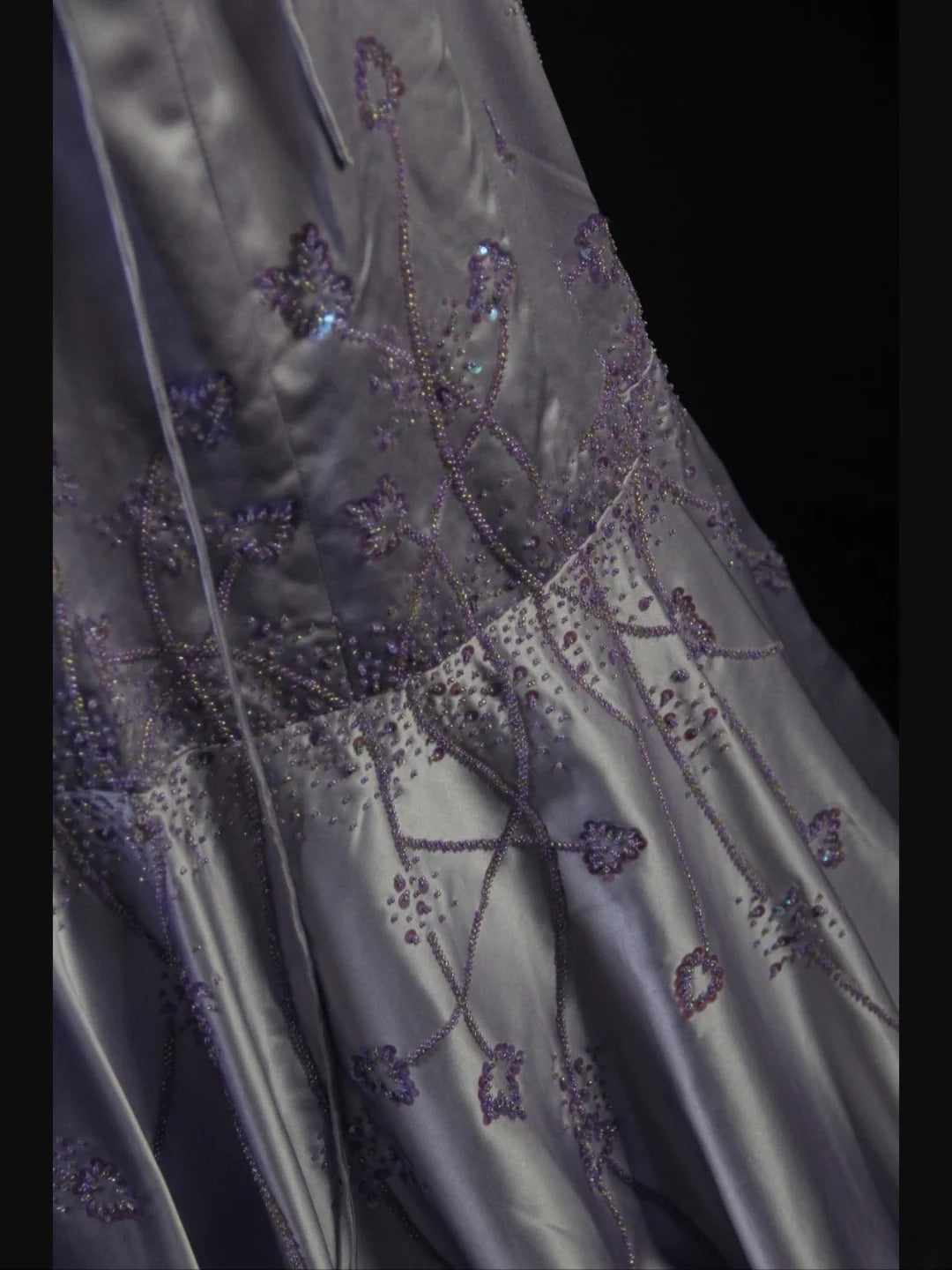 Retro-Meerjungfrauenkleid im Stil der 1950er Jahre: Langes Ballkleid aus lila Satin mit Spaghettiträgern und Perlen – Inspiration für den 21. Geburtstag (AS414)