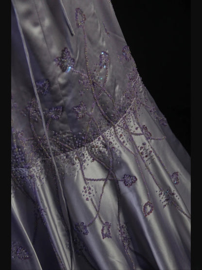 Retro-Meerjungfrauenkleid im Stil der 1950er Jahre: Langes Ballkleid aus lila Satin mit Spaghettiträgern und Perlen – Inspiration für den 21. Geburtstag (AS414)