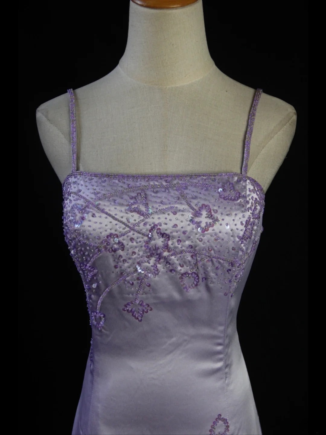 Retro-Meerjungfrauenkleid im Stil der 1950er Jahre: Langes Ballkleid aus lila Satin mit Spaghettiträgern und Perlen – Inspiration für den 21. Geburtstag (AS414)