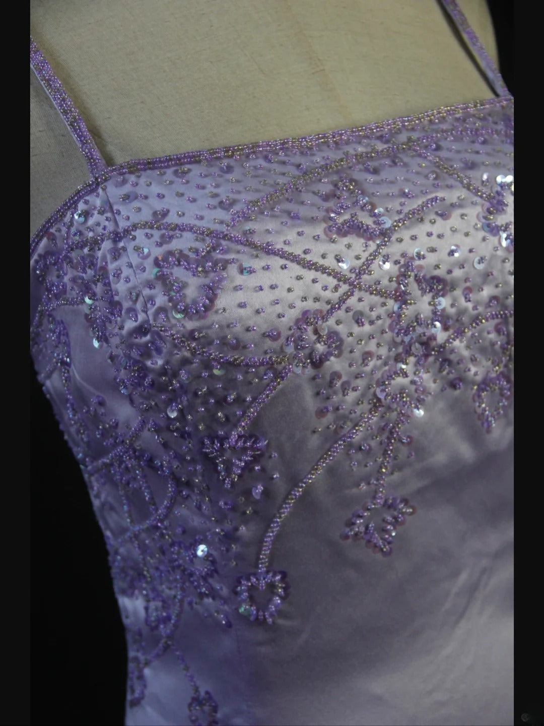 Retro-Meerjungfrauenkleid im Stil der 1950er Jahre: Langes Ballkleid aus lila Satin mit Spaghettiträgern und Perlen – Inspiration für den 21. Geburtstag (AS414)