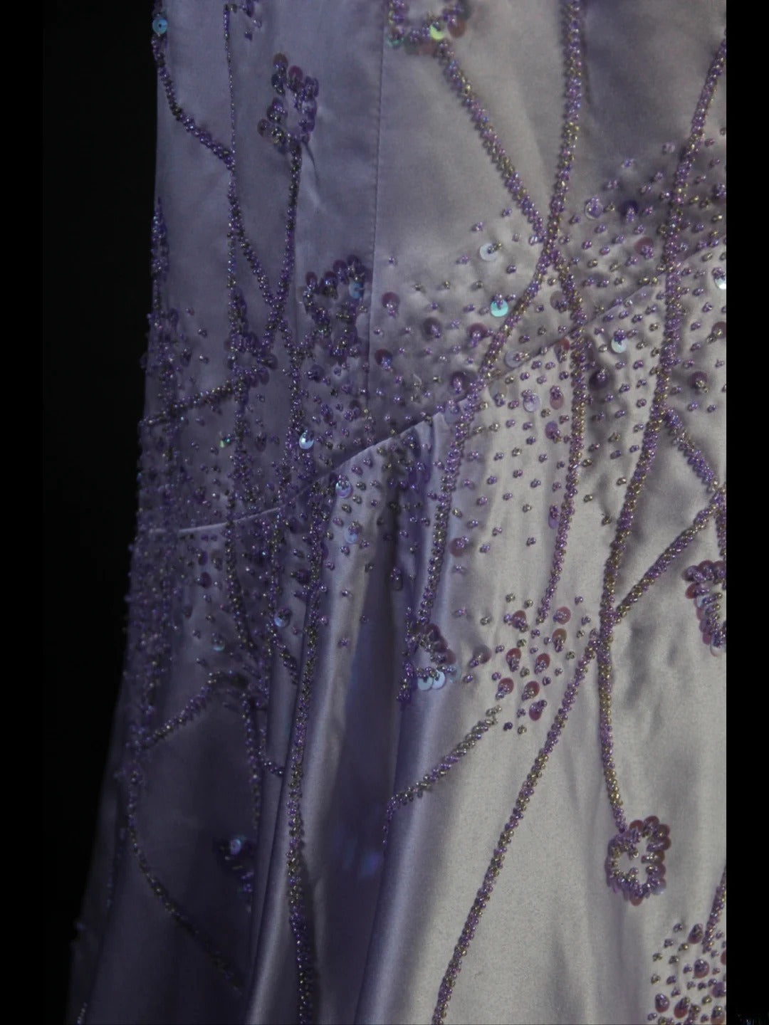 Retro-Meerjungfrauenkleid im Stil der 1950er Jahre: Langes Ballkleid aus lila Satin mit Spaghettiträgern und Perlen – Inspiration für den 21. Geburtstag (AS414)