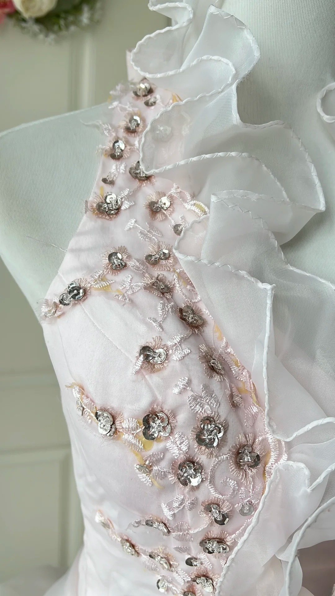 Quinceanera-Kleid für den 15. Geburtstag, Ballkleid mit Neckholder in Hellrosa, mehrlagig, langes Outfit für den 16. Geburtstag, RC0734