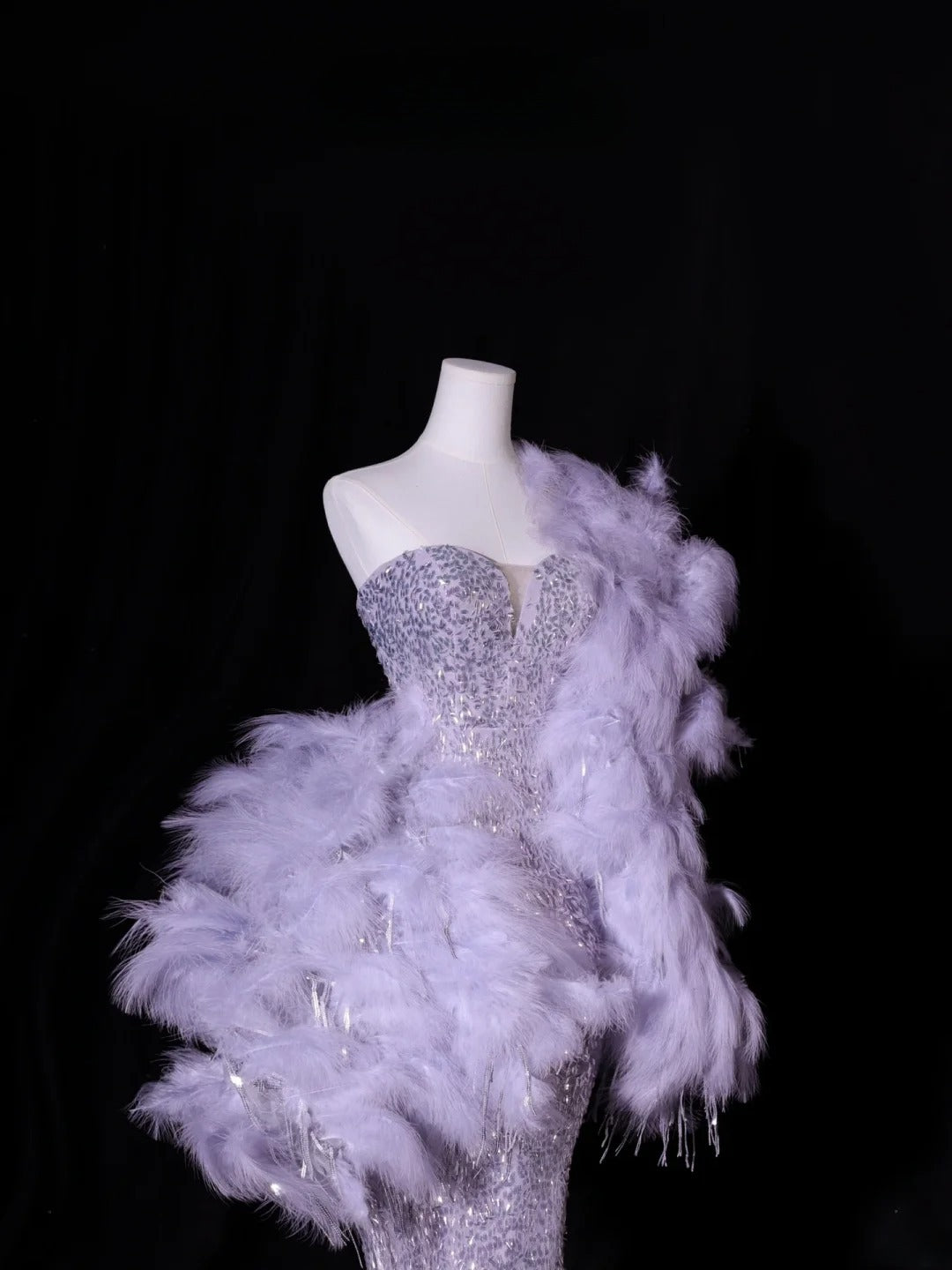 Elegantes, schlichtes Ballkleid im Meerjungfrauen-Stil mit Herzausschnitt, silber-grau mit Pailletten – Inspiration für einen stilvollen Auftritt. Langes, formelles Abendkleid AS414