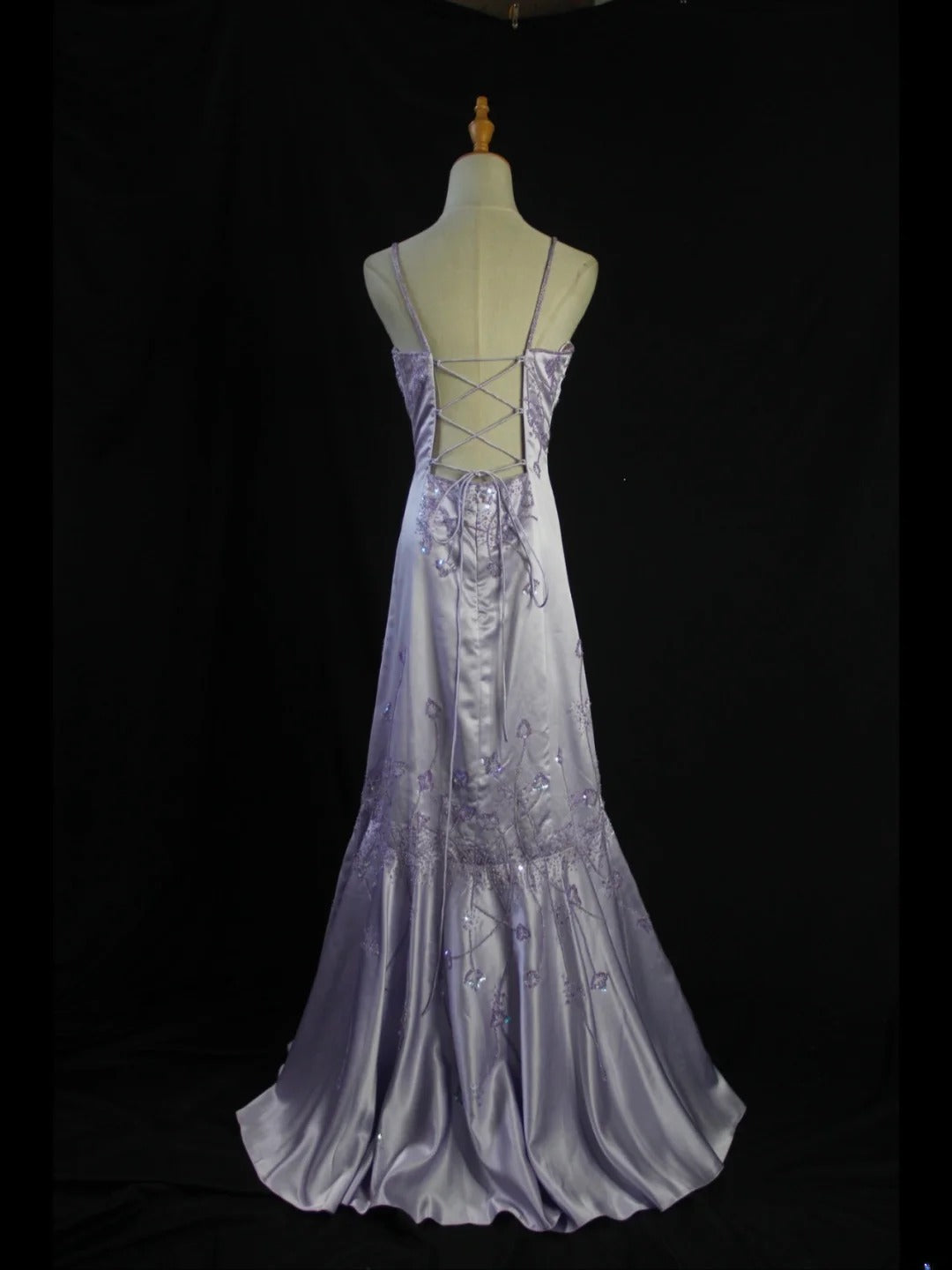 Retro-Meerjungfrauenkleid im Stil der 1950er Jahre: Langes Ballkleid aus lila Satin mit Spaghettiträgern und Perlen – Inspiration für den 21. Geburtstag (AS414)