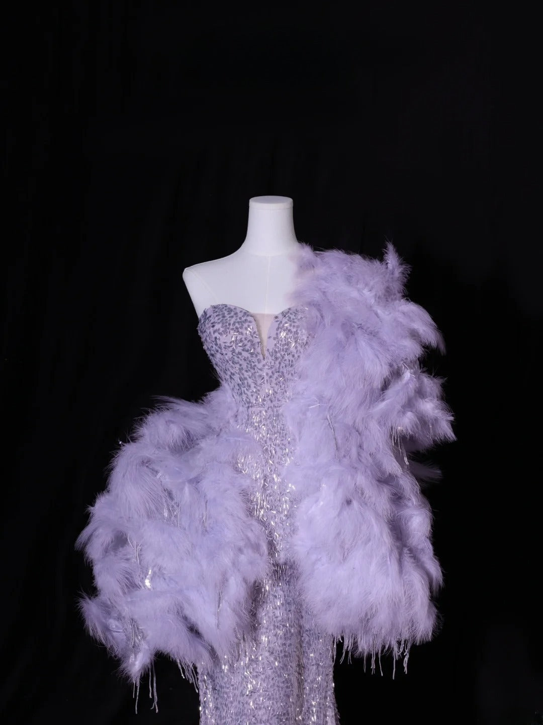 Elegantes, schlichtes Ballkleid im Meerjungfrauen-Stil mit Herzausschnitt, silber-grau mit Pailletten – Inspiration für einen stilvollen Auftritt. Langes, formelles Abendkleid AS414