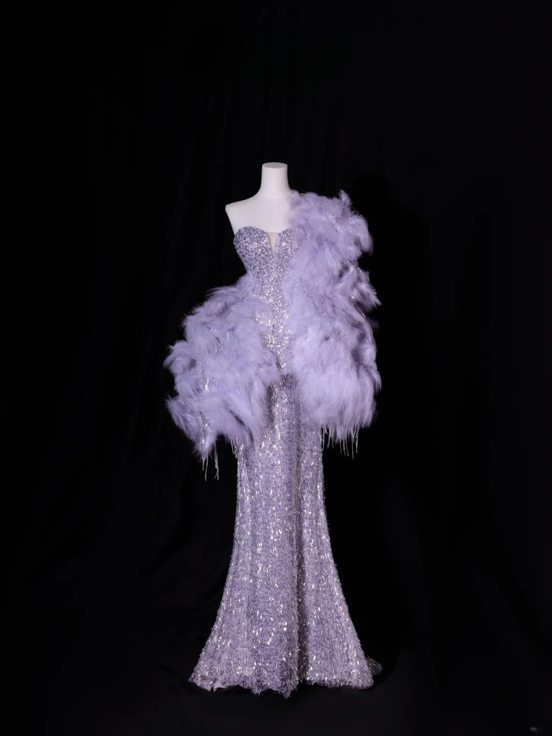 Elegantes, schlichtes Ballkleid im Meerjungfrauen-Stil mit Herzausschnitt, silber-grau mit Pailletten – Inspiration für einen stilvollen Auftritt. Langes, formelles Abendkleid AS414