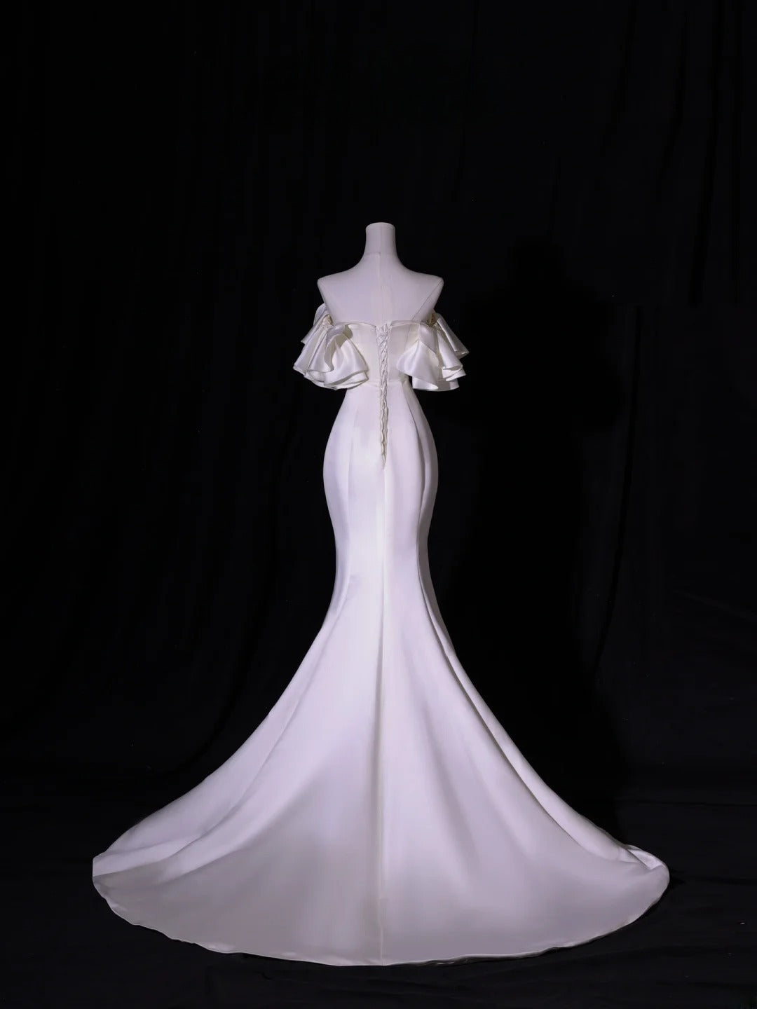 Robe de mariée longue et simple, coupe sirène, épaules dénudées, manches courtes, style satin soyeux, blanche, cintrée, AS417