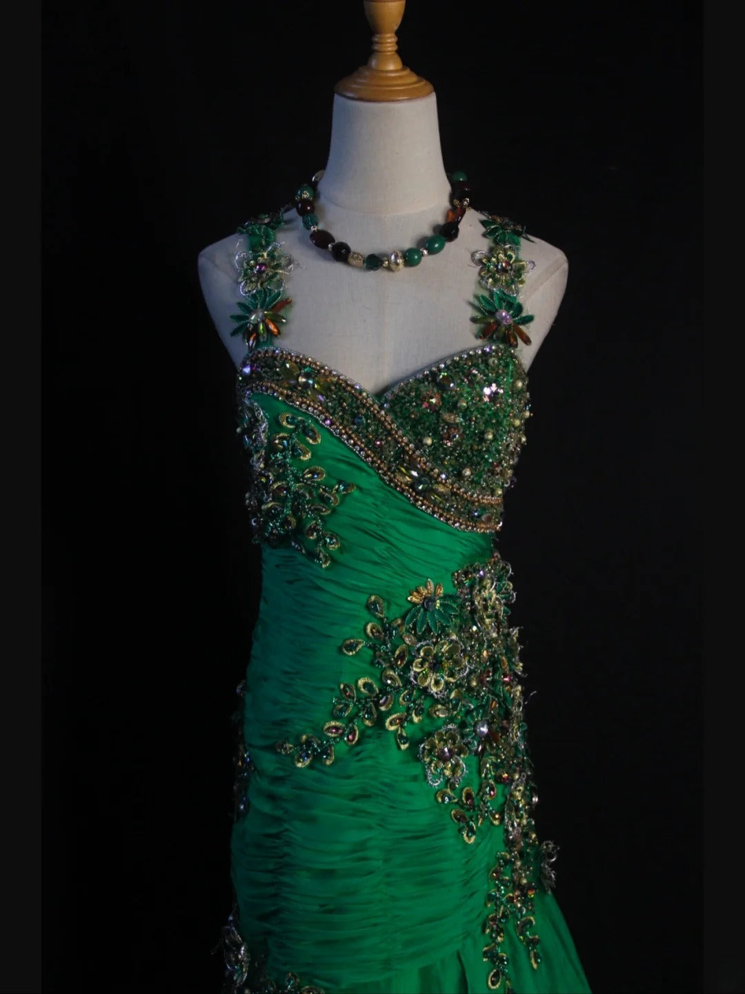 Vintage Meerjungfrauen-Kleid aus grünem Chiffon im Stil der 1950er Jahre mit plissiertem, gerüschtem und perlenbesetztem Oberteil – langes Ballkleid, Inspiration für Geburtstagsoutfits, formelles Abendkleid AS417