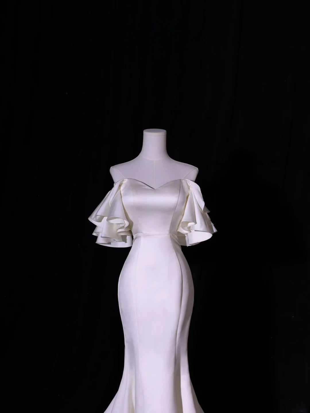 Robe de mariée longue et simple, coupe sirène, épaules dénudées, manches courtes, style satin soyeux, blanche, cintrée, AS417